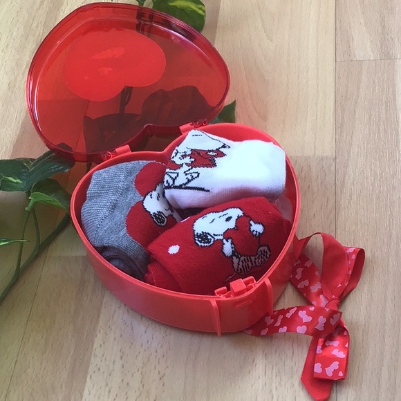 Snoopy Valentine’s Day ❤️ Socks in Heart Shaped Box / Peanuts - Picture 7 of 9